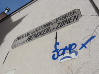 838223 Afbeelding van de graffiti 'fame' in de Schepenmakerssteeg te Utrecht, bij de muurreclame van firma Rencker en Zonen.